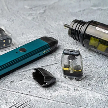 Людина чистить контакти pod-системи — догляд за пристроєм